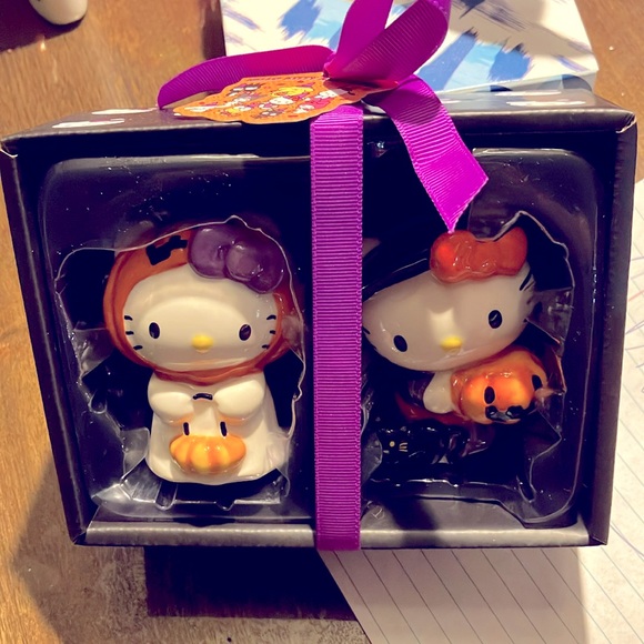 Hello Kitty Other - 🎀Hello Kitty Halloween hand painted salt & pepper shakers set NWT